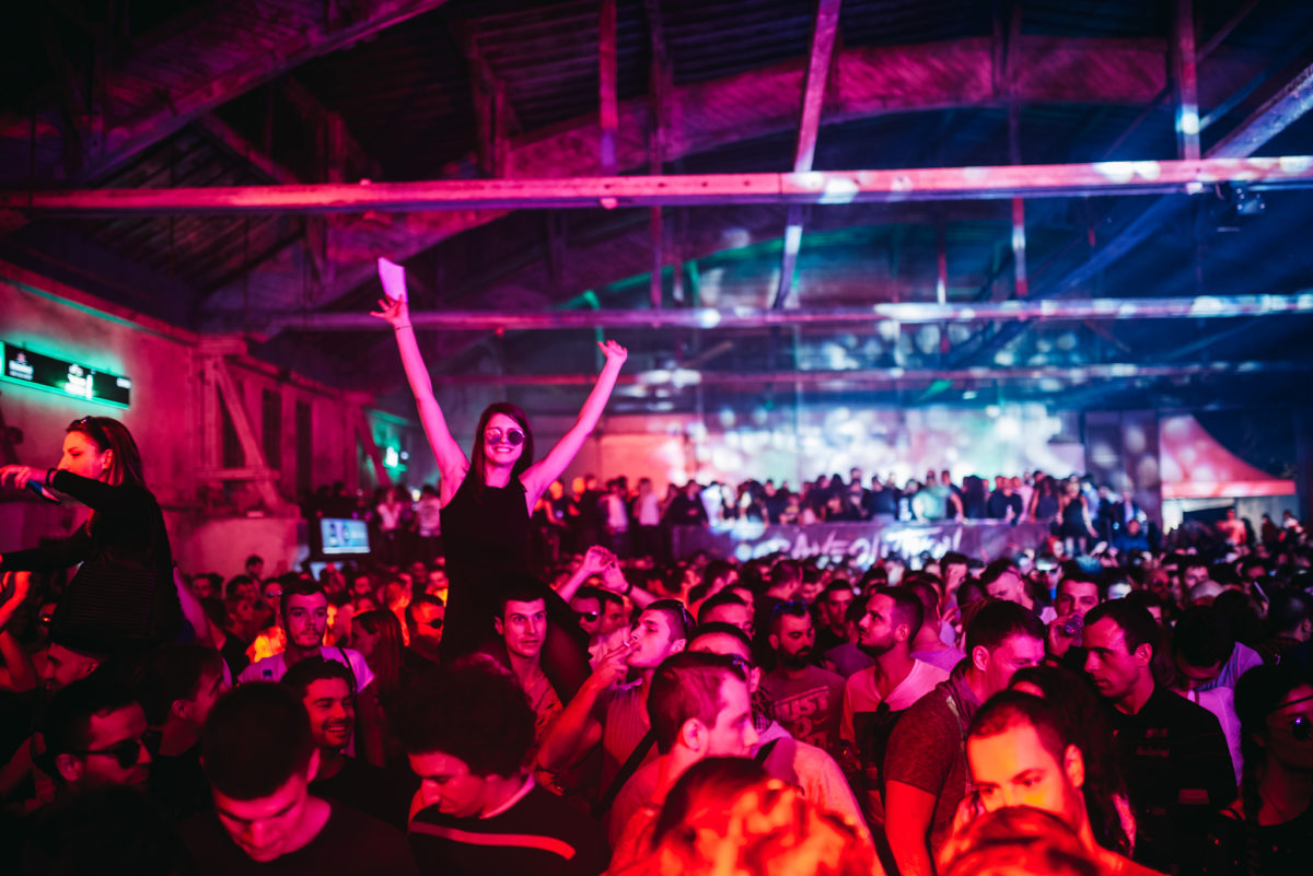 Spolinky Rave Kako su vrednosti rave kulture zamenjene logikom tržišta i brojeva